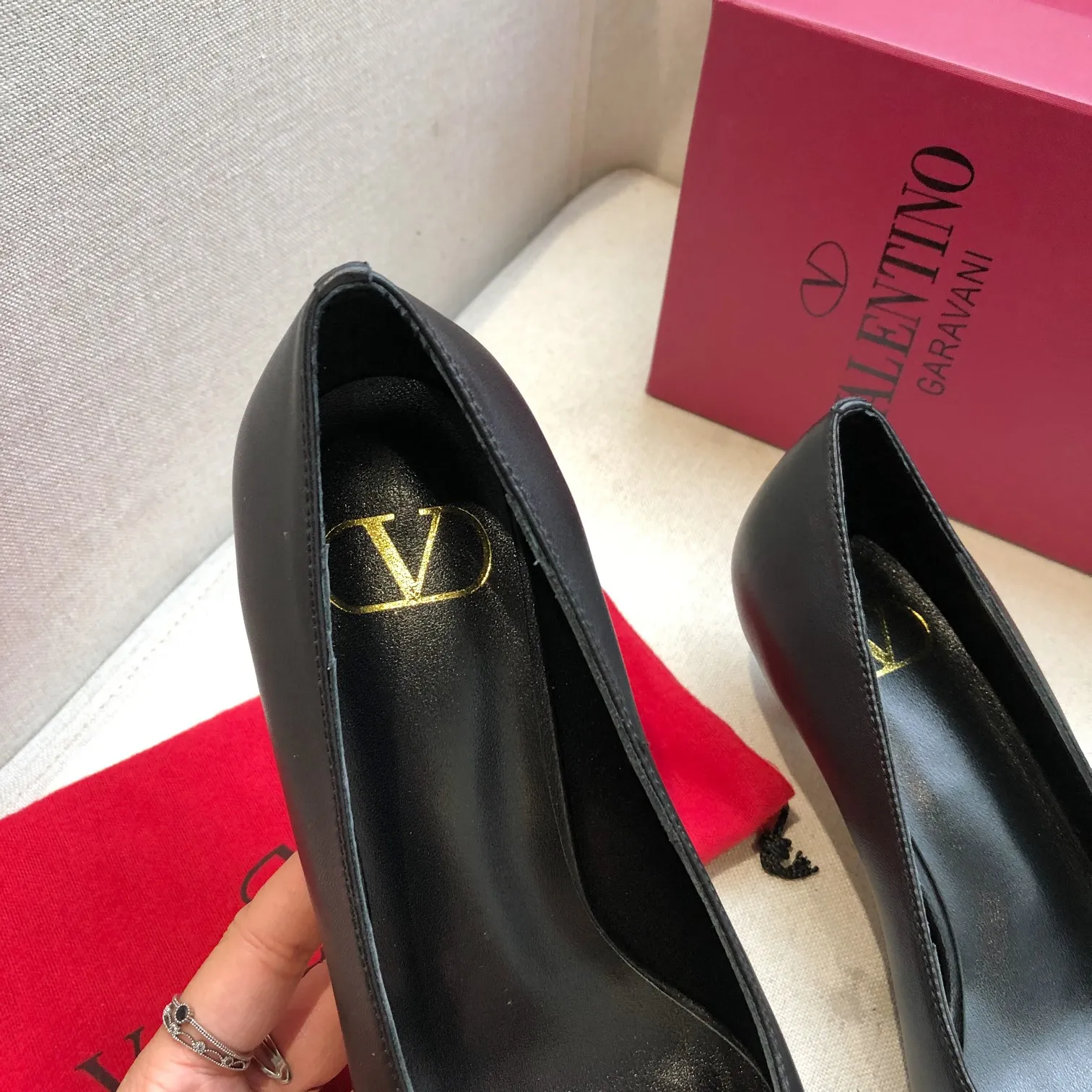 👟👟Ex-factory price 520👟👟 🆕Valentino. Valentino big v buckle shoes ㊙️Latest series in the counter, authentic version, perfect details It does not grind or tire your feet. It is a walking artifact. The last shape is completely compared to the counters. The details are perfect. Without the original version, it cannot be made so exquisite. Exclusive molded brass color. The highest version on the market. Fabric: imported sheepskin, lining and foot pads are all sheepskin. Color: 6 colors optional. Number of yards (34 to 41) 42 customized, non-refundable and non-exchangeable. Heel height: 4CM